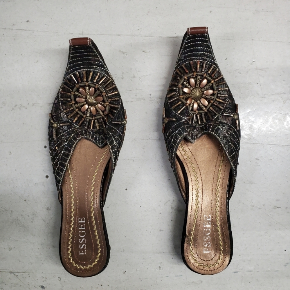 Traditional Indian Punjabi Jutti Ethnic Beaded Leather Slip-On Flats.